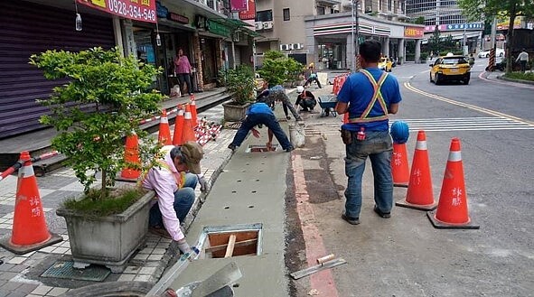安德街水溝蓋更新工程。圖／擷取自范姜玉嬌里長臉書


