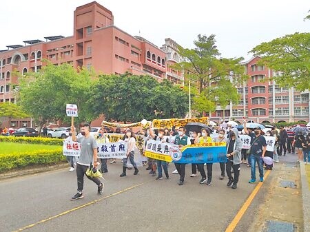 台灣首府大學財務惡化，無法維持教學品質，教育部命其自111學年（今年8月）起停止各學制全部班級之招生。圖為今年5月，台首大學生自救會集結200多名學生抗議學校停辦黑箱作業，要求原校畢業。（本報資料照片）