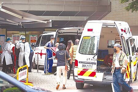 中央流行疫情指揮中心14日公布國內新增27,684例COVID-19確定病例,分別為27,597例本土個案及87例境外移入;另確診個案中新增89例死亡。數據顯示台灣疫情緩速下降,醫院急門診民眾前往就醫。(鄧博仁攝)