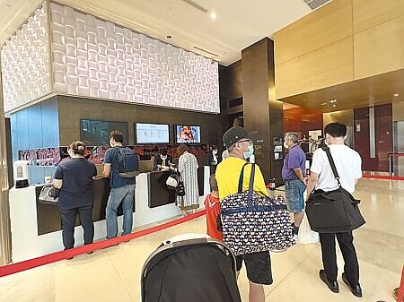 桃園市為搶國旅商機,率全國之先推出10天的桃園旅宿千元住宿金搶先用,業者明顯感受回溫,住宿訂房率提升,民眾入住都要排隊。(蔡依珍攝)