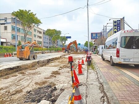 豐原大道7段挖路施工影響，造成民眾進出不便，更影響店家生意。（陳淑娥攝）