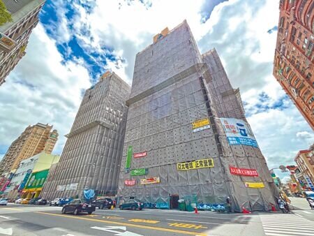 高雄市規模最大「整建維護」案例、鑽石雙星大廈11月即將完工,174戶住戶、每戶花費僅15萬元不到,33年老屋外觀得以煥然一新。(袁庭堯攝)