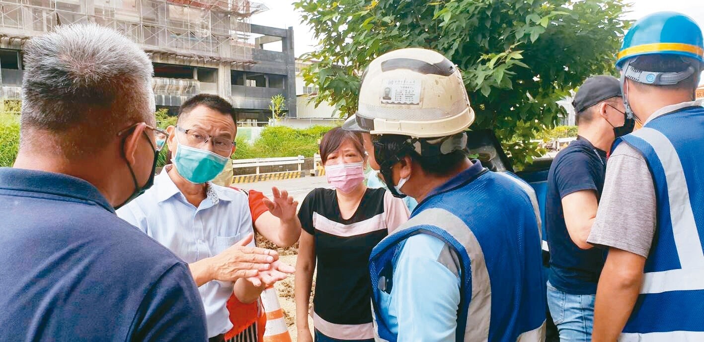 台水公司在豐原大道施作備援幹管工程，影響20多戶出入與店家生計，議員陳清龍（左二）協調，要求台水研擬補貼。記者游振昇／攝影 