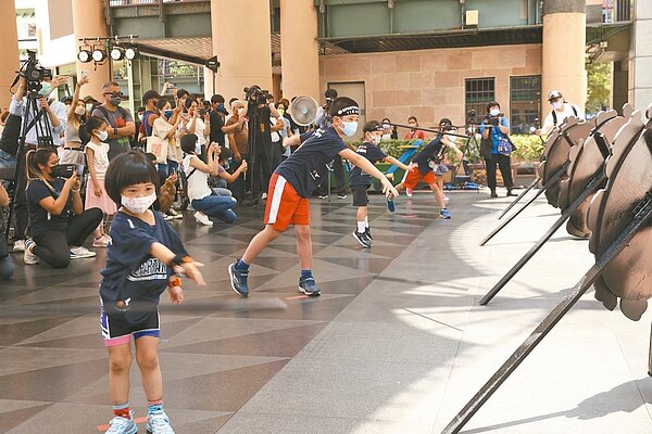 新北兒藝節首次與Spartan Kids斯巴達小勇士賽合作,推出射箭、平衡木、攀爬等9道挑戰關卡免費報名參加。圖/新北文化局提供