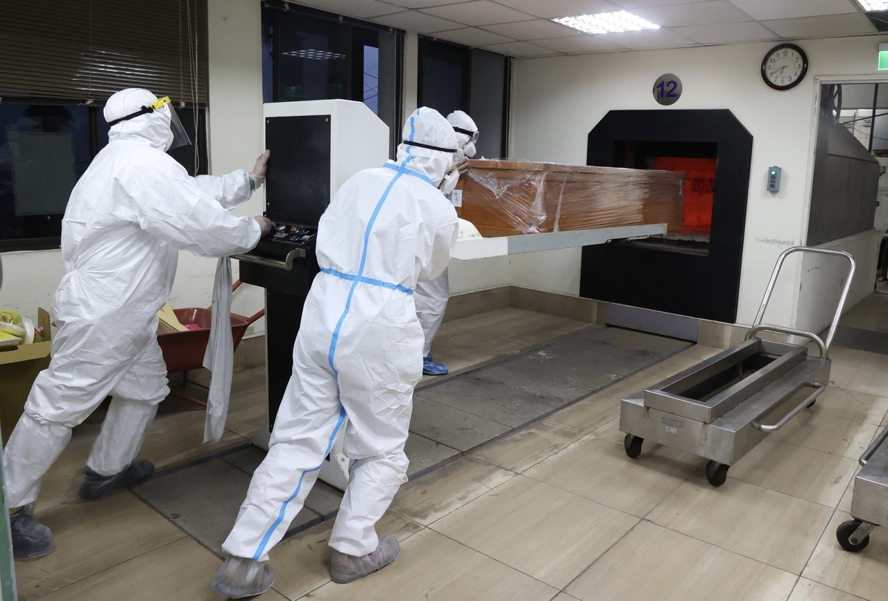 圖為殯葬人員及確診者棺木。圖/聯合報系資料照片