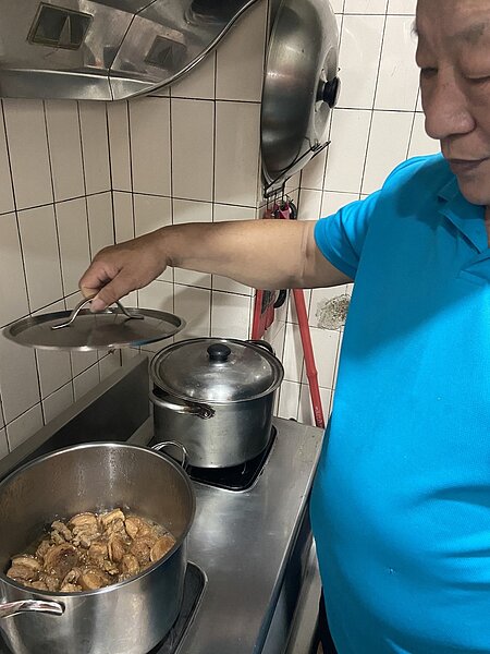 洪里長辦公室正在烹煮買回來的食材，採訪當天，辦公室準備了魚丸湯、滷肉、清炒時蔬、黃金南瓜以及蔥燒黃魚。圖／蔡愷恆攝