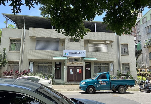 早上居民會在活動中心參與跳舞課程，中午時便會有熱騰騰的飯菜運送到活動中心。圖／蔡愷恆攝