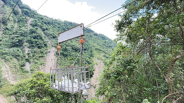 高雄桃源區在勤和里至玉穗端設置緊急流籠工程,預計7月底完工。圖/市府提供