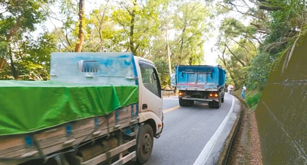 105市道現況蜿蜒曲折、路型不佳，寬度也不足，需拓寬改善。圖／新北市工務局提供