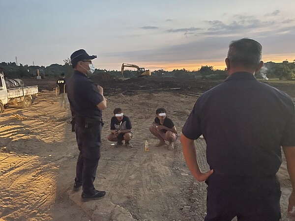 警方接獲舉報到場調查，但2名現場整地工人稱不清楚糞土來源。圖／民眾提供