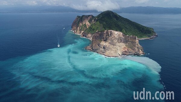 台灣東部海域上午連續出現4起有感地震，在宜蘭龜山島401高地上也明顯的感受到震動。從「龜首」海底持續噴發的「海底溫泉」與海水混和形成乳白色的「牛奶海」，範圍及色澤明顯染白了龜首的海域，讓另一個龜山八景「海底溫泉」更為壯觀美麗。記者黃義書／攝影
