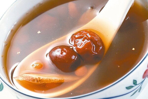 面對長新冠症狀,可喝黃耆紅棗枸杞湯,提振精神、補充元氣。聯合報系資料照