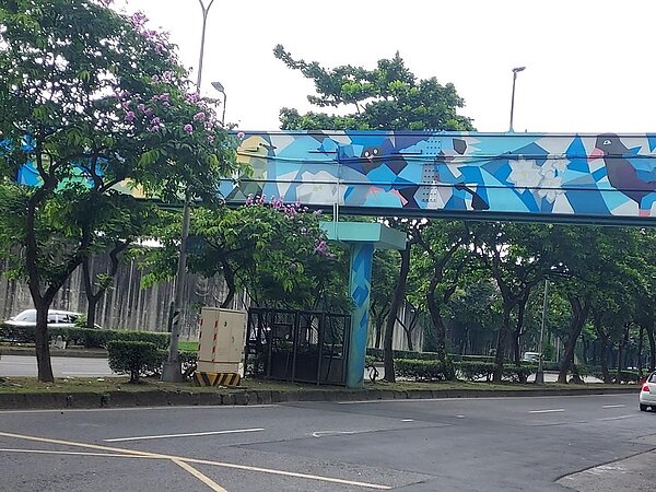 藝術家義助的陸橋彩繪橫空出世。圖／易小滿攝