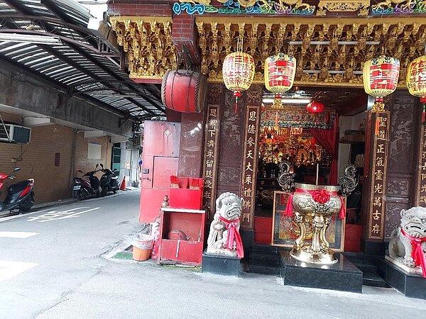 銘德里有許多小廟，香的氣味飄滿巷弄。圖／易小滿攝