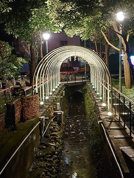 加蚋仔堀仔頭上演燈光秀。圖／易小滿攝