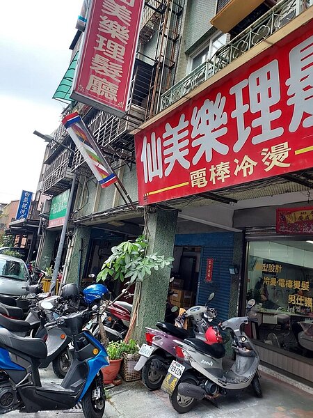 時代列車緩慢，看到舊式理髮店的旋轉招牌。圖／易小滿攝