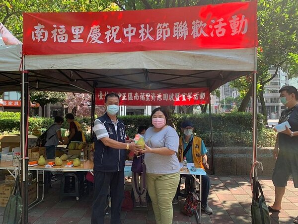 資源回收結合中秋節活動舉辦。圖／里長許益民提供