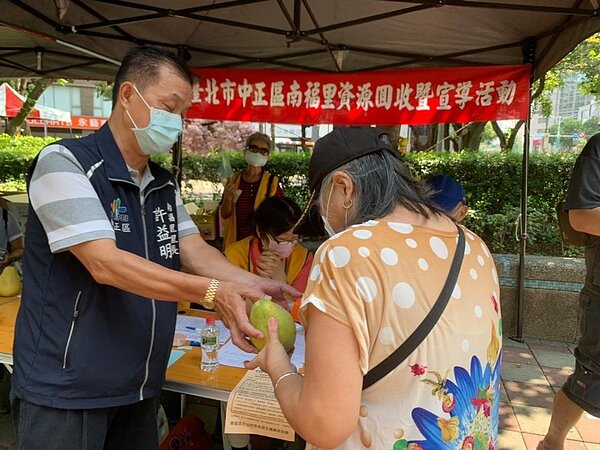 參與里內資源回收，就贈送物資。圖／里長許益民提供