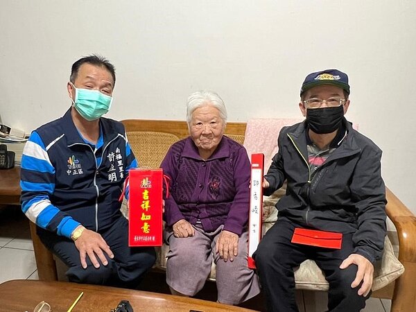 里長定期到長者家中訪視，關心長者生活情況。圖／里長許益民提供