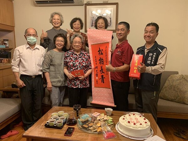 里長到長者家中獻上生日祝福。圖／里長許益民提供