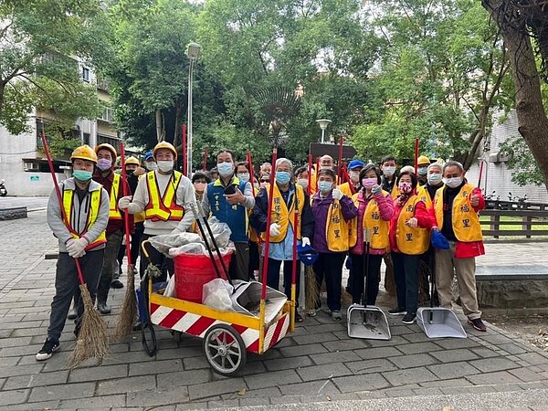 每次清潔日都會清出許多落葉與垃圾。圖／里長許益民提供