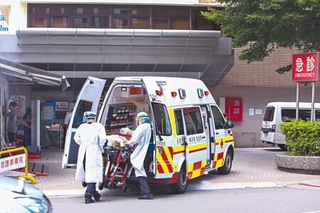 台灣昨出現首名BA.5社區感染本土個案,為北部1名20多歲女子,同時也是首例重複感染BA.5的個案。圖為醫院急門診民眾前往就醫(非新聞當事人)。(本報資料照片)