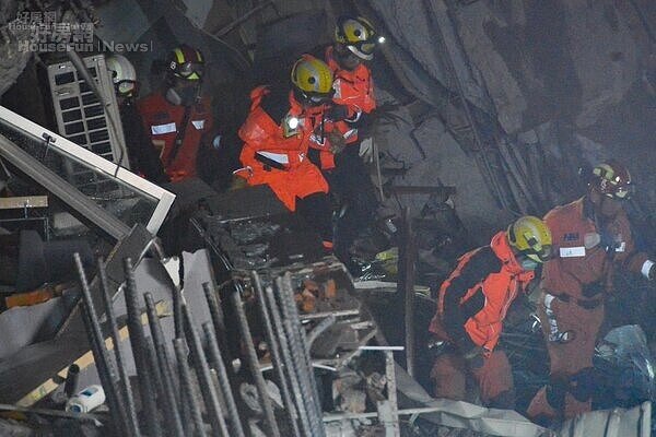 雲翠大樓當時搜救狀況。資料照/好房網編採中心