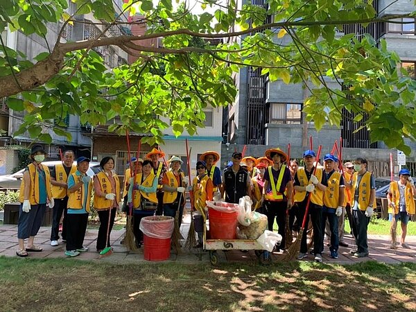 里長與環保志工一起維護社區環境。圖／里長許益民提供