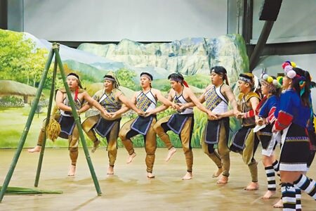 嘉義縣番路鄉逐鹿社區的鄒族逐鹿文創園區15日起試營運，表演團隊以傳統舞蹈慶祝等了9年的歷史性一刻。（呂妍庭攝）