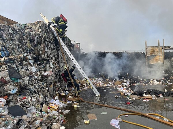 新北市三峽區佳興路一間露天資源回收場，15日傍晚5點12分發生火警，警消獲報派員到場灌救。圖／記者曾伯愷翻攝