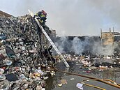 三峽資源回收場起火　大量黑煙直竄天際