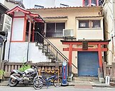 神明也得擠公寓？東京這間神社「住宅型神社」讓網友不可置信