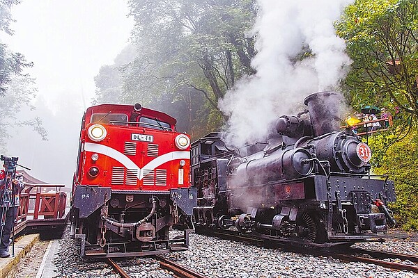 歷時17個月整建,神木車站15日全新升級,阿里山林業鐵路及文化資產管理處特別安排百年蒸汽火車與柴油機關車在神木車站前同框鳴笛,祝賀全新車站正式啟用。圖/林鐵及文資處提供