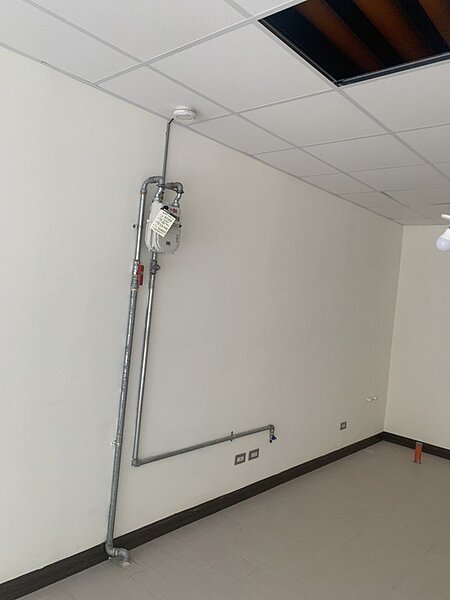 北市公辦都更斯文首善社會住宅,一樓店鋪瓦斯表跟管線設置無窗戶室內。圖/議員陳怡君辦公室提供