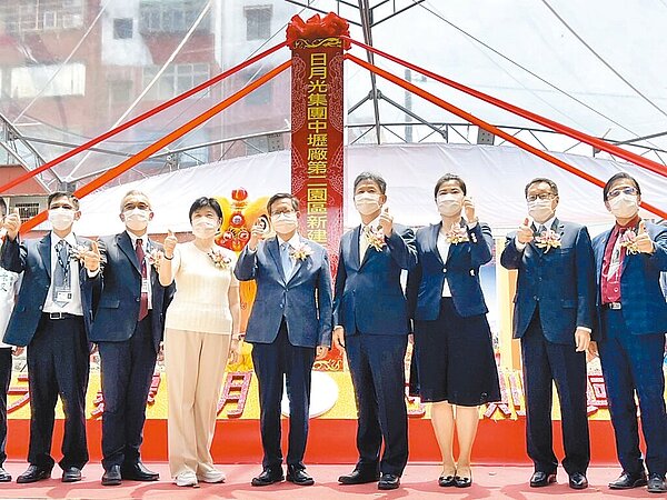 日月光中壢廠第二園區開工動土,桃園市長鄭文燦(左四)及日月光中壢廠總經理陳天賜(右四)期許新廠落成可創造2,000個就業機會。圖/業者提供