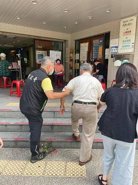 劉里長關心里上長者施打疫苗的情況。圖／擷取自我愛政大里Facebook粉絲專頁
