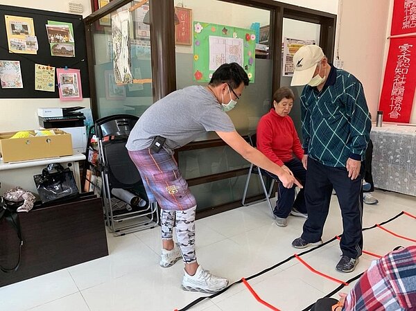 社區的銀髮族肌力訓練課程。圖／擷取自我愛政大里Facebook粉絲專頁
