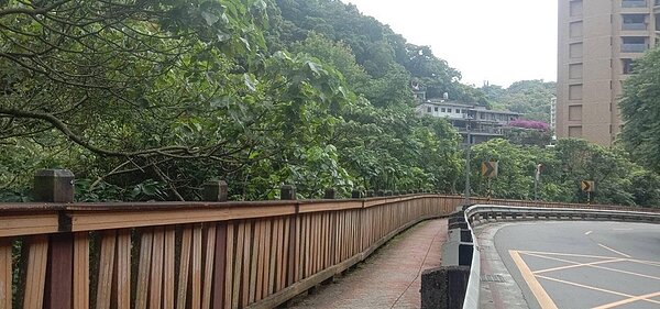 環保局、公園路燈處協助維護政大里環境。圖／擷取自我愛政大里Facebook粉絲專頁
