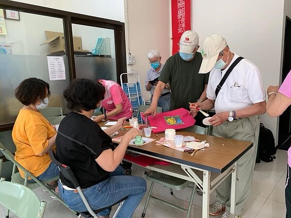 里上獨特的蝶古巴特義式拼貼美學藝術課程。圖／擷取自我愛政大里Facebook粉絲專頁