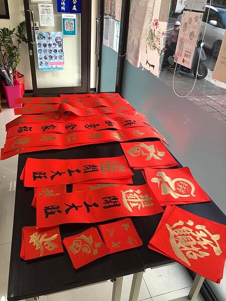 農曆年節邀請書法老師寫春聯並贈送給里民。圖／擷取自我愛政大里Facebook粉絲專頁
