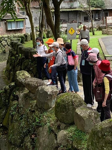 政大里關懷據點活動：探索小坑溪老樹公園生態。圖／擷取自我愛政大里Facebook粉絲專頁