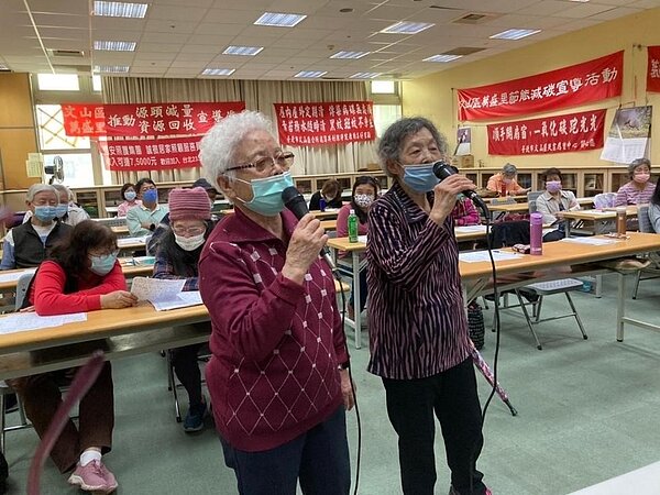 一拿到麥克風，長者就化身為自信歌手。圖／里長徐福進提供