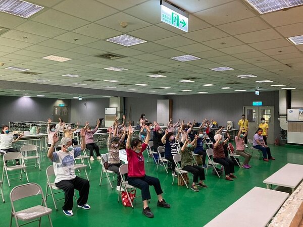 長者跟著台上講師一起鍛鍊下肢力量。圖／里長徐福進提供
