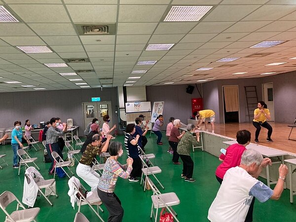 里民一同參與健康體適能課程，鍛鍊肌耐力。圖／里長徐福進提供
