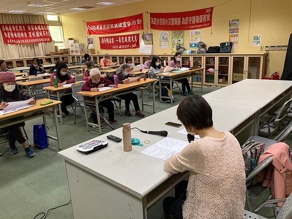 講師在課程中，帶領長者一同歡唱。圖／里長徐福進提供
