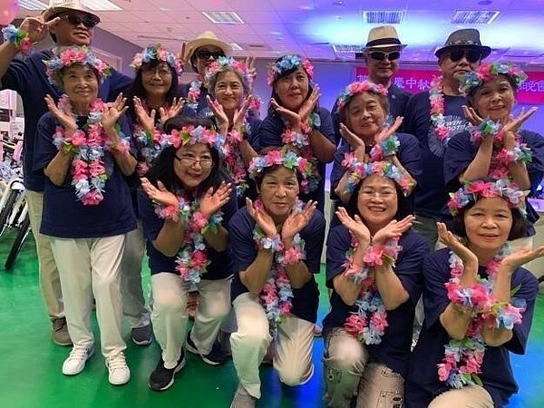 里民自發組隊，上台進行歌唱表演。圖／里長徐福進提供
