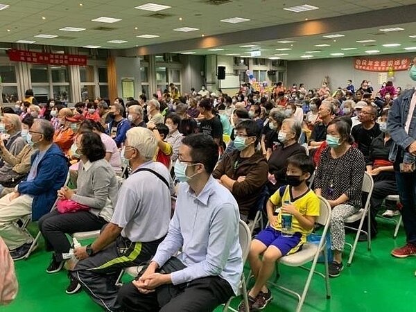 里民熱烈參與活動，中秋大會上座無虛席。圖／里長徐福進提供

