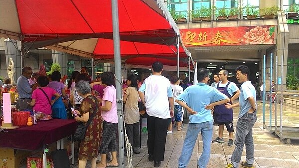 臺北花木市場過去年節時分，人潮眾多。圖／里長徐福進提供
