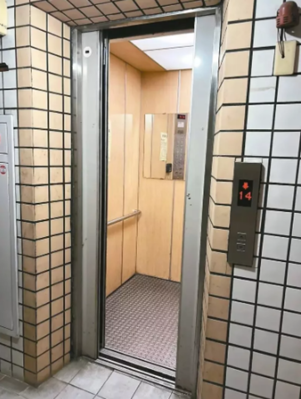 不少人有受困電梯經驗，若碰上夏天，內部溫度上升恐有安全疑慮。圖／聯合報系資料照