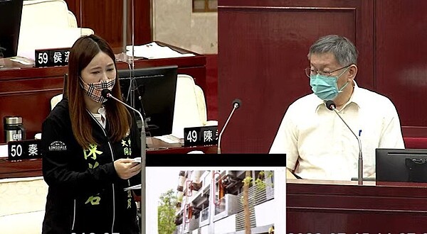 台北市長柯文哲下午赴議會施政報告並備詢，議員陳怡君(右)質詢公辦都更斯文首善社會住宅疑有公安疑慮。圖／取自議會網站